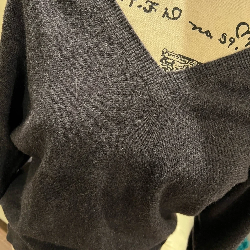 Gray V-neck sweater - Picture 3 of 4